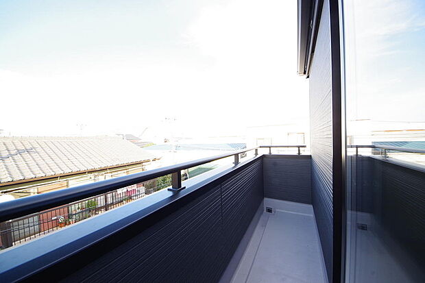 陽光あふれるバルコニーは、たくさんの光を浴びることができるのでお洗濯物やお布団もしっかり干せます。