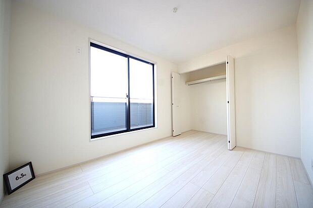 木の質感が優しい床材と豊富な収納が特徴的な、心に温かさを感じる内装です。