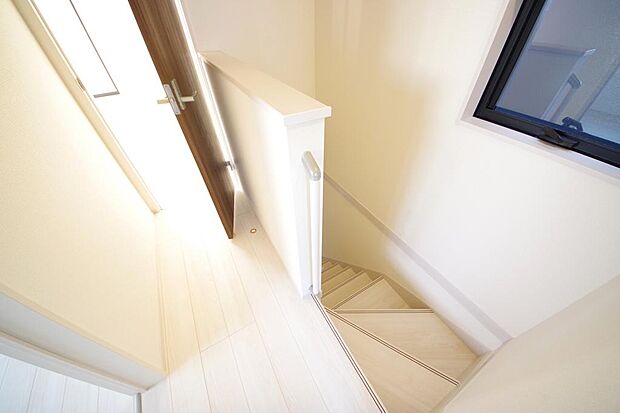 階段には手すりを標準装備することで、お子様やご高齢者の安全性にも配慮しております。