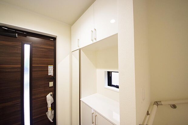 棚板が多く、沢山のの靴が収納可能。棚板は稼働可能ですのでブーツやヒールの高い靴も収納でき便利です。