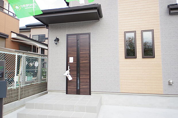 玄関はいわばその邸宅の顔です。だからこそ、迎賓のためにしつらえを細部まで施しました。