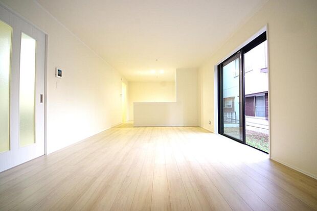 家族皆方が一番長い時間を共有するリビング ダイニング。快適な空間としてご利用いただけます。