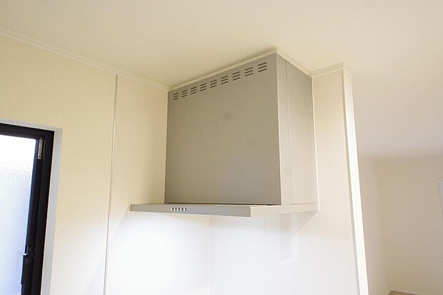 キッチン上部には、スッキリとしたスリム型レンジフードが標準装備されております。