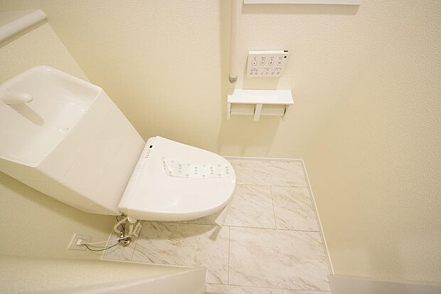 少ない水を有効に使って、汚れも効率よく洗浄します。便器は奥までふちのない掃除がしやすい形状です。