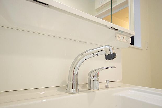 洗面台の給水口はホースが伸びるので朝シャン出来ます。シングルレバーでお湯の温度も楽々調整出来ます。