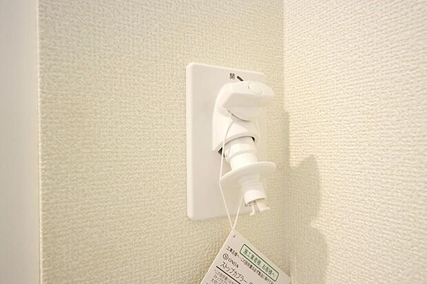 洗濯機用の給水口には蛇口ではなく、全自動洗濯機が設置できる専用の給水口が設置されております。