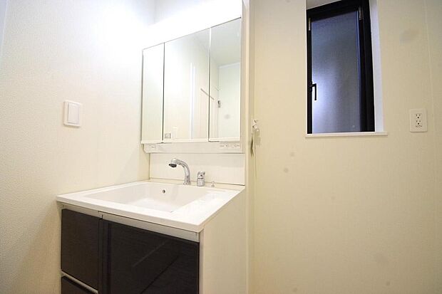 家族全員で利用するパブリックスペースとなりますので、鏡周りの収納ですっきり洗面台がご利用いただけます