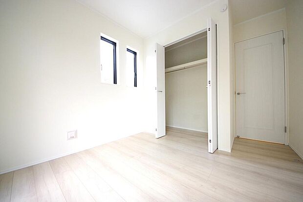 木の質感が優しい床材と豊富な収納が特徴的な、心に温かさを感じる内装です。