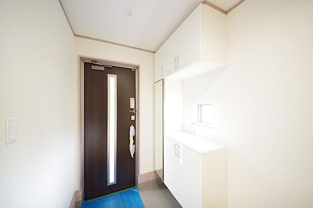 棚板が多く、沢山のの靴が収納可能。棚板は稼働可能ですのでブーツやヒールの高い靴も収納でき便利です。