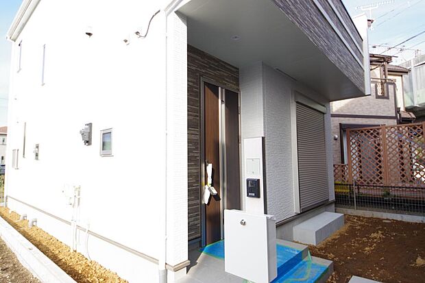 玄関はいわばその邸宅の顔です。だからこそ、迎賓のためにしつらえを細部まで施しました。