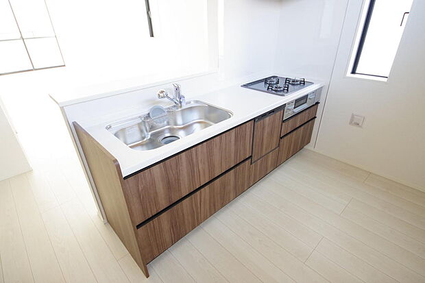 キッチンには耐久性が高く、お手入れも簡単で人工大理石トップを採用して、キッチンを優雅に演出しました。