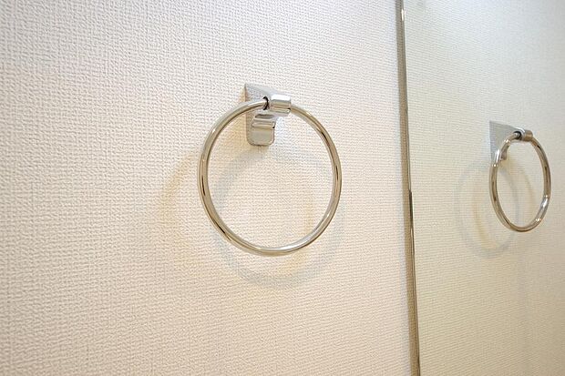 タオル掛け、これは必要です。標準装備されていますので、後から設置する手間も省けます。