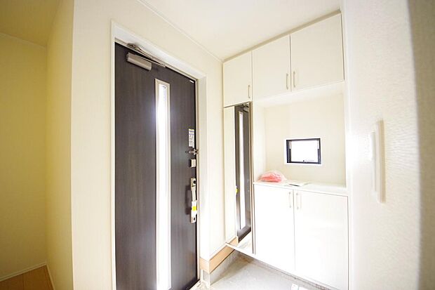 棚板が多く、沢山のの靴が収納可能。棚板は稼働可能ですのでブーツやヒールの高い靴も収納でき便利です。