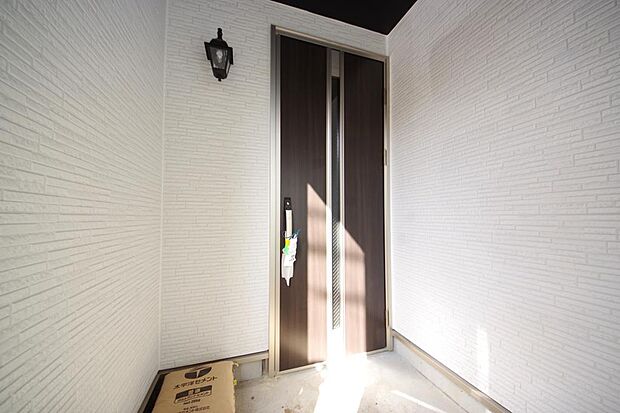 玄関はいわばその邸宅の顔です。だからこそ、迎賓のためにしつらえを細部まで施しました。