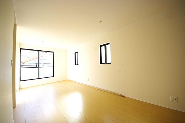 明るい陽光が差し込み開放的なリビング ダイニングを演出し、ゆとりある空間はご満足いただけます。