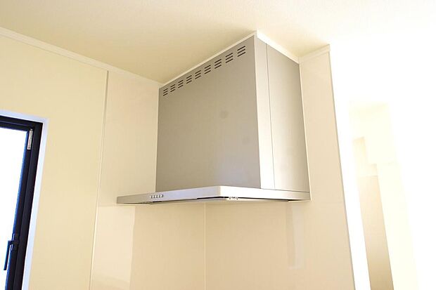 キッチン上部には、スッキリとしたスリム型レンジフードが標準装備されております。