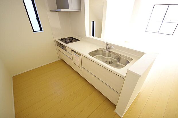 キッチンには耐久性が高く、お手入れも簡単で人工大理石トップを採用して、キッチンを優雅に演出しました。