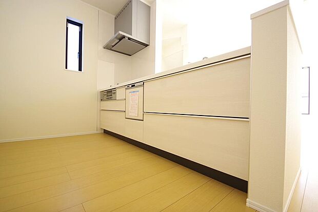 リビング ダイニング全体が見渡せるキッチンは、リビングのお子様の様子を見守りながら家事ができます。