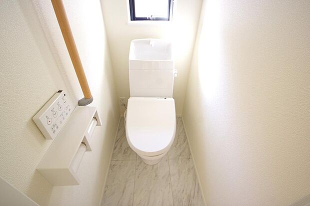 少ない水を有効に使って、汚れも効率よく洗浄します。便器は奥までふちのない掃除がしやすい形状です。