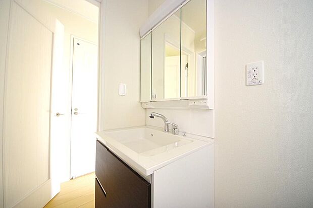 家族全員で利用するパブリックスペースとなりますので、鏡周りの収納ですっきり洗面台がご利用いただけます