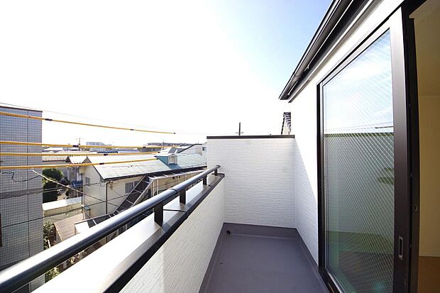 陽光あふれるバルコニーは、たくさんの光を浴びることができるのでお洗濯物やお布団もしっかり干せます。