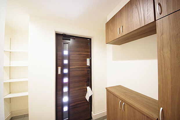 棚板が多く、沢山の靴が収納可能。棚板は稼働可能ですのでブーツやヒールの高い靴も収納でき便利です。