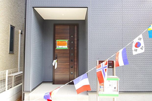 家族を心地よく迎えたり、お客様を心からお迎えしたり、おもてなしの心をもって迎え入れます。