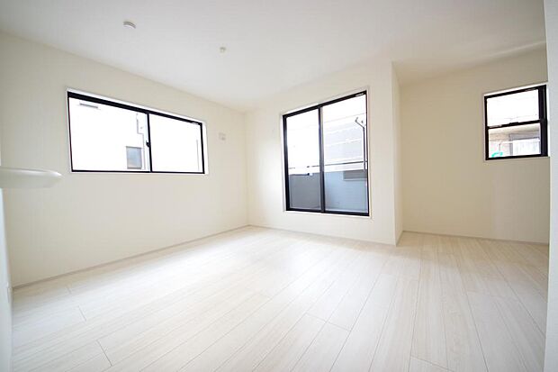 明るい陽光が差し込み開放的なリビング　ダイニングを演出し、ゆとりある空間はご満足いただけます。