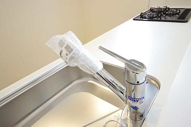 レバー操作一つで水量、温度も調節可能です。また、蛇口には浄水カートリッジも内蔵可能です。