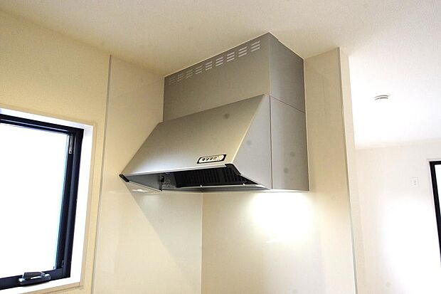キッチン上部には、ブーツ型の照明付きのレンジフードが標準装備されております。