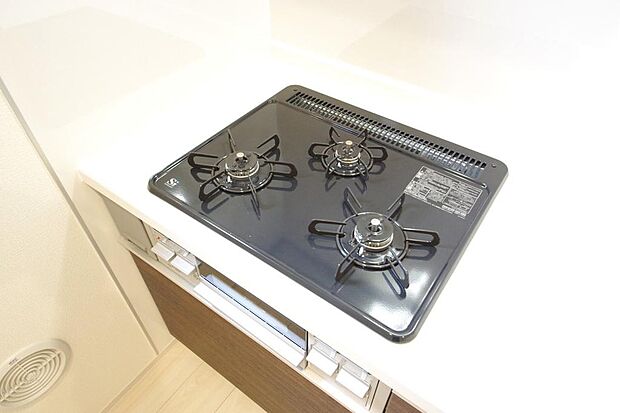 三ツ口コンロはＳｉセンサーが組み込まれています。長時間の使用の際にセンサーが自動でストップします。