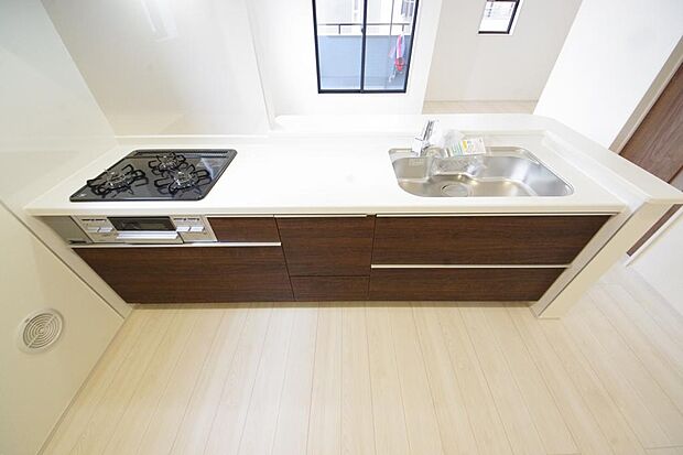 キッチンには耐久性が高く、お手入れも簡単で人工大理石トップを採用して、キッチンを優雅に演出しました。