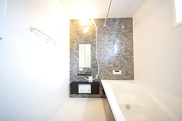 心地よい入浴タイムを追求した大きな浴槽とアクセントパネルで、より高級感が演出されます。