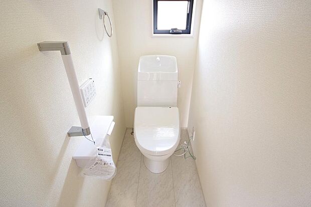 少ない水を有効に使って、汚れも効率よく洗浄します。便器は奥までふちのない掃除がしやすい形状です。