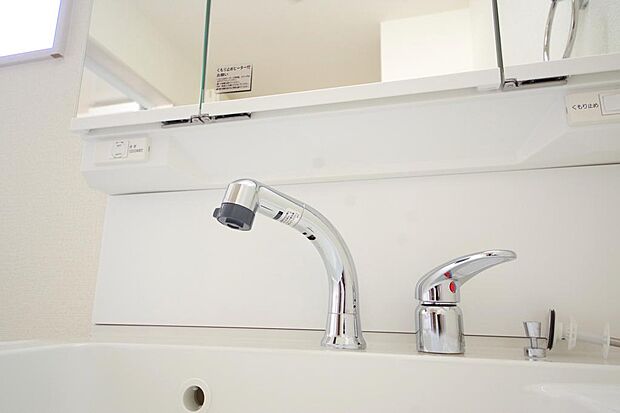 洗面台の給水口はホースが伸びるので朝シャン出来ます。シングルレバーでお湯の温度も楽々調整出来ます。