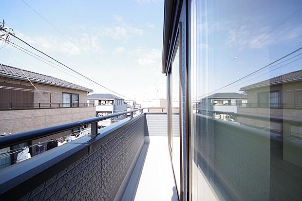 陽光あふれるバルコニーは、たくさんの光を浴びることができるのでお洗濯物やお布団もしっかり干せます。