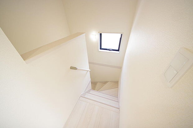 階段には手すりを標準装備することで、お子様やご高齢者の安全性にも配慮しております。