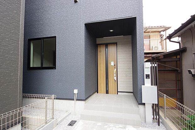 玄関はいわばその邸宅の顔です。だからこそ、迎賓のためにしつらえを細部まで施しました。