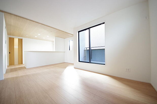 明るい陽光が差し込み開放的なリビング　ダイニングを演出し、ゆとりある空間はご満足いただけます。