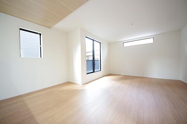 明るい陽光が差し込み開放的なリビング　ダイニングを演出し、ゆとりある空間はご満足いただけます。