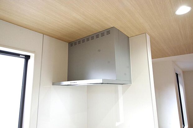 キッチン上部には、ブーツ型の照明付きのレンジフードが標準装備されております。