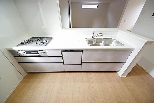 キッチンには耐久性が高く、お手入れも簡単で人工大理石トップを採用して、キッチンを優雅に演出しました。