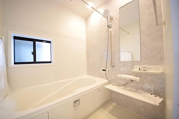 心地よい入浴タイムを追求した大きな浴槽とアクセントパネルで、より高級感が演出されます。