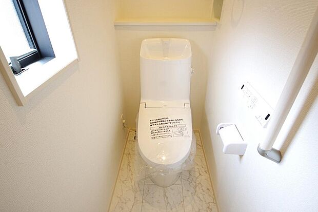 少ない水を有効に使って、汚れも効率よく洗浄します。便器は奥までふちのない掃除がしやすい形状です。