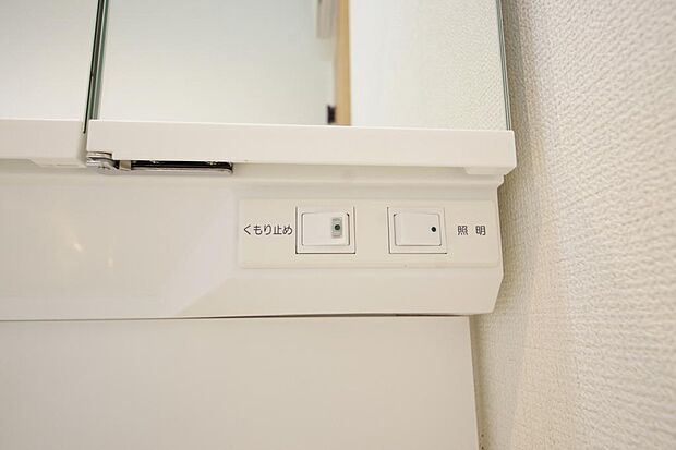 洗面台には、照明とコンセントが標準装備されております。コンセントの容量は1200Wまで大丈夫です。
