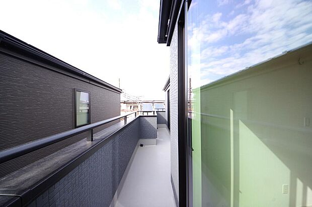 陽光あふれるバルコニーは、たくさんの光を浴びることができるのでお洗濯物やお布団もしっかり干せます。