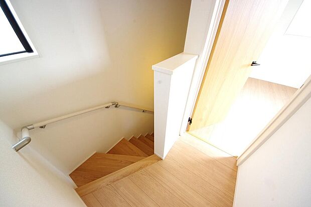 階段には手すりを標準装備することで、お子様やご高齢者の安全性にも配慮しております。