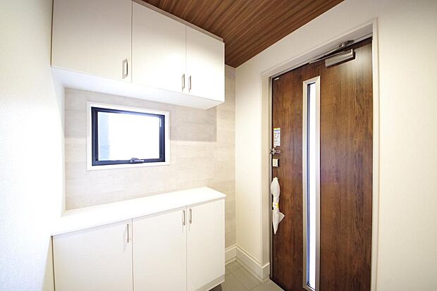 棚板が多く、沢山の靴が収納可能。棚板は稼働可能ですのでブーツやヒールの高い靴も収納でき便利です。