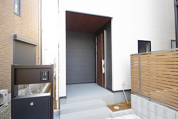 家族を心地よく迎えたり、お客様を心からお迎えしたり、おもてなしの心をもって迎え入れます。