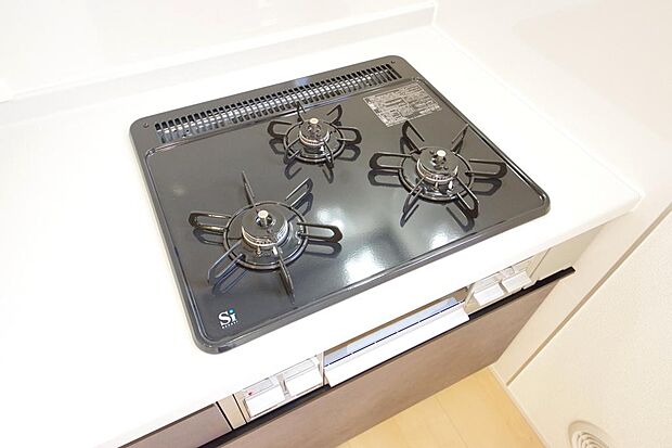 三ツ口コンロはSiセンサーが組み込まれています。長時間の使用の際にセンサーが自動でストップします。